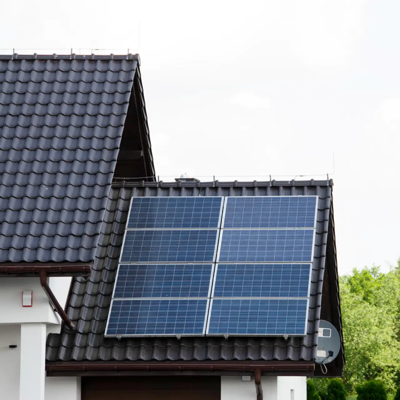 Placas solares instaladas en casa de campo aislada