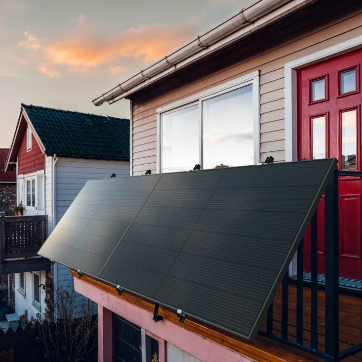 Kit solar EcoFlow STREAM plug and play instalado en balcón con paneles y microinversor.